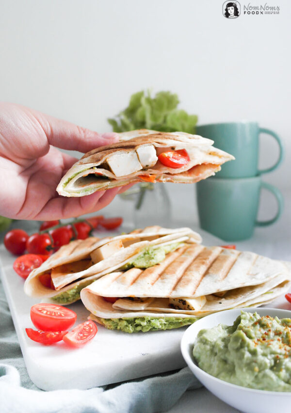 Veganer Tortilla-Wrap mit Grill & Pfannengenuss, Kirschtomaten, Rucola und Avocado-Dip aus der Pfanne ❤