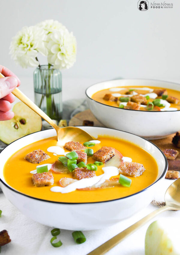 Vegane Kürbis-Apfel-Suppe mit gebratenen Äpfeln und schnellen selbstgemachten Croûtons ❤