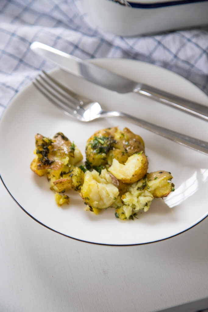 Leckere Kräuter-Quetschkartoffeln vom Blech – Crushed Potatoes Geburtstagsfeier zu 10 Jahren Nom Noms food