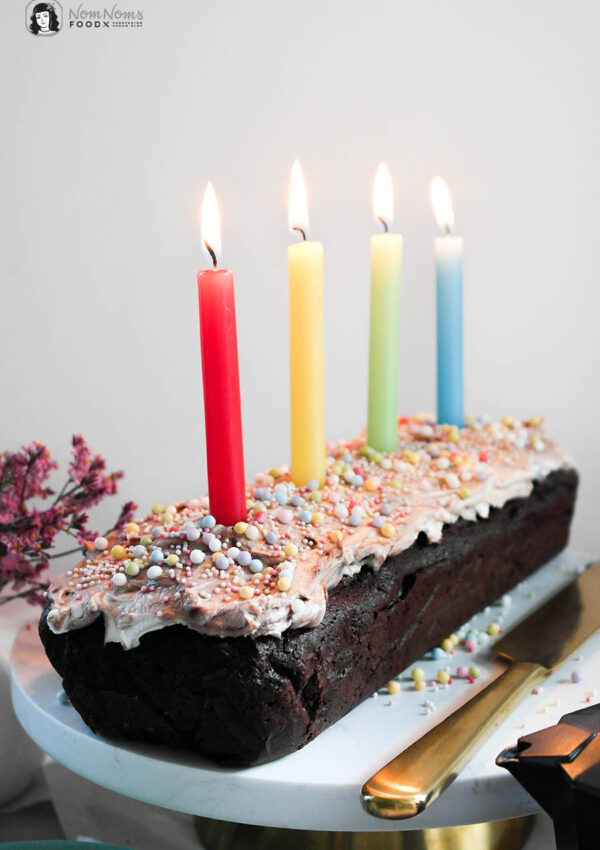 Geburtstagskuchen Einfachster und schokoladigster Brownie aus der Kastenform mit Nuss-Nougat-Frischkäse-Creme und bunten Streuseln 10 Jahre Nom Noms food