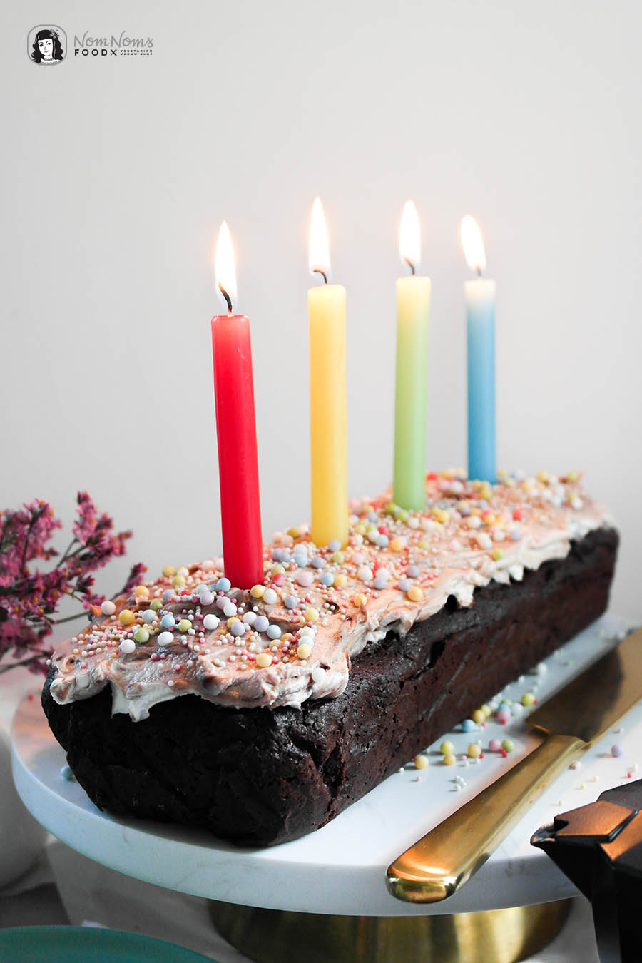 Geburtstagskuchen Einfachster und schokoladigster Brownie aus der Kastenform mit Nuss-Nougat-Frischkäse-Creme und bunten Streuseln zu 10 Jahre Nom Noms food