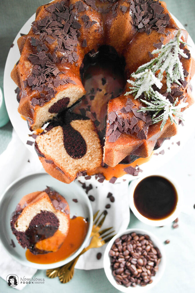 Veganer Schokoladen-Kaffee-Gugelhupf mit Salzkaramell