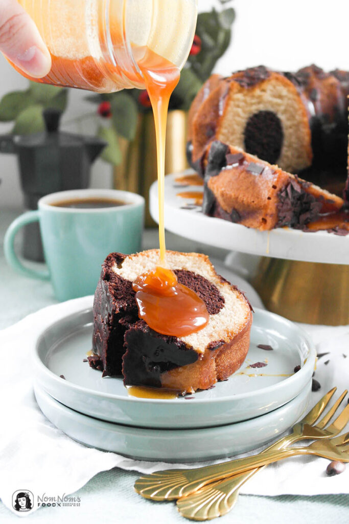 Veganer Schokoladen-Kaffee-Gugelhupf mit Salzkaramell
