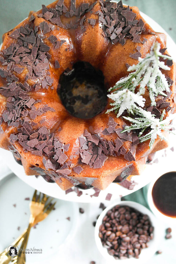 Veganer Schokoladen-Kaffee-Gugelhupf mit Salzkaramell