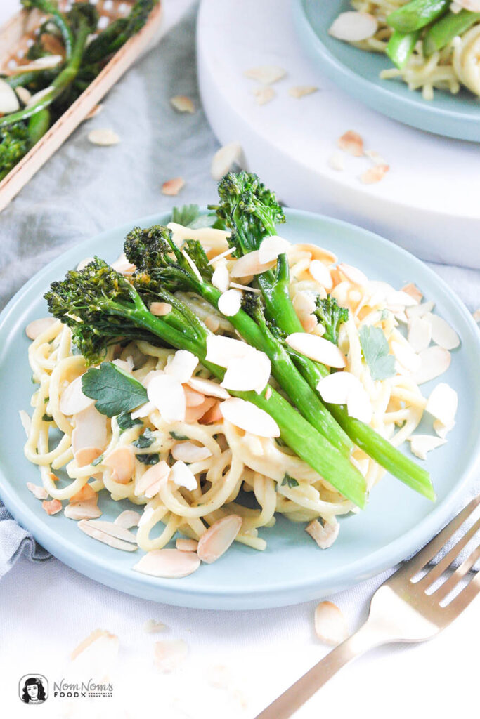 Schnelle vegane Feierabend-Pasta mit Mandelsauce aus Mandelmus, gebratenem Bimi® Brokkoli und knackigen Mandeln