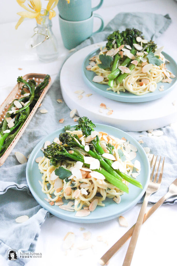 Schnelle vegane Feierabend-Pasta mit Mandelsauce aus Mandelmus, gebratenem Bimi® Brokkoli und knackigen Mandeln