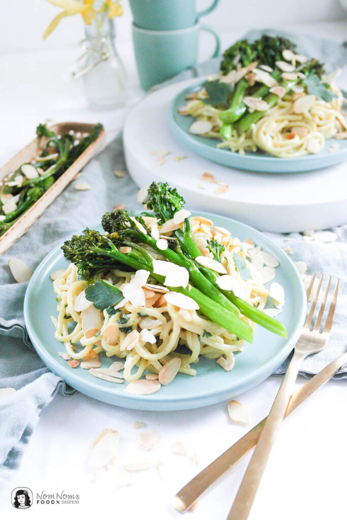 Schnelle vegane Feierabend-Pasta mit Mandelsauce aus Mandelmus, gebratenem Bimi® Brokkoli und knackigen Mandeln