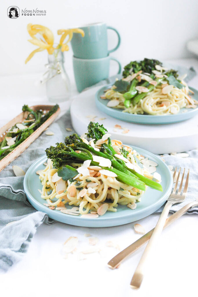 Schnelle vegane Feierabend-Pasta mit Mandelsauce aus Mandelmus, gebratenem Bimi® Brokkoli und knackigen Mandeln