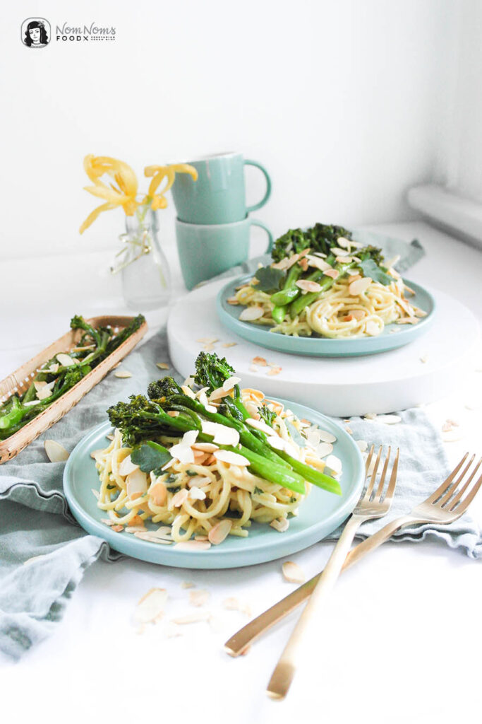 Schnelle vegane Feierabend-Pasta mit Mandelsauce aus Mandelmus, gebratenem Bimi® Brokkoli und knackigen Mandeln