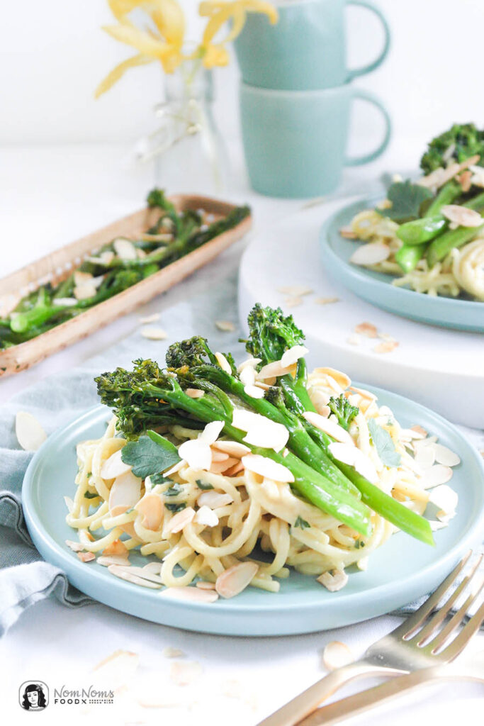 Schnelle vegane Feierabend-Pasta mit Mandelsauce aus Mandelmus, gebratenem Bimi® Brokkoli und knackigen Mandeln