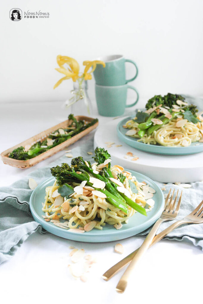 Schnelle vegane Feierabend-Pasta mit Mandelsauce aus Mandelmus, gebratenem Bimi® Brokkoli und knackigen Mandeln