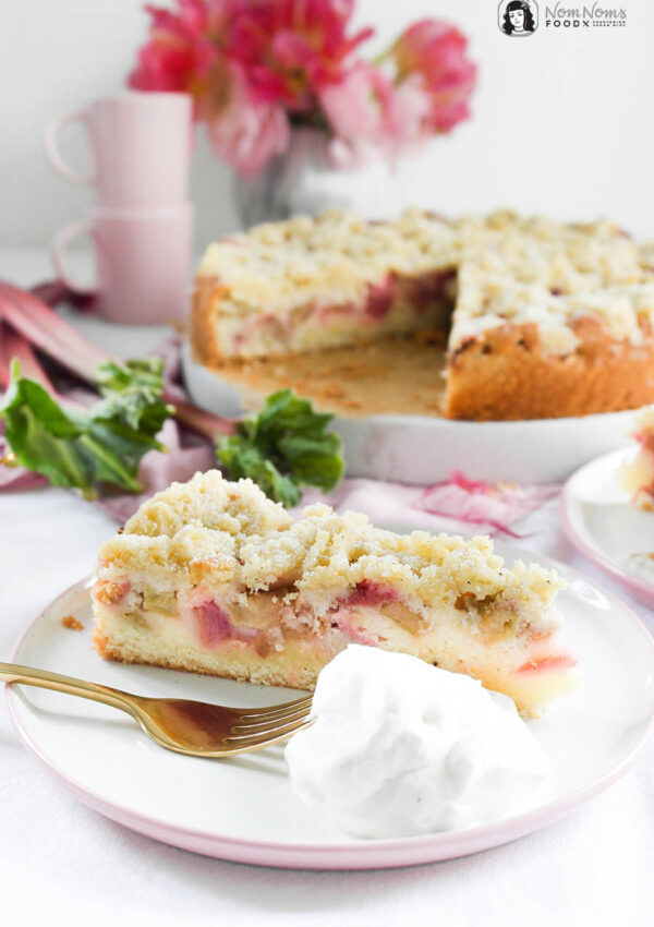 Einfacher und fluffiger Rhabarberkuchen mit Streuseln und Butterschmalz ❤