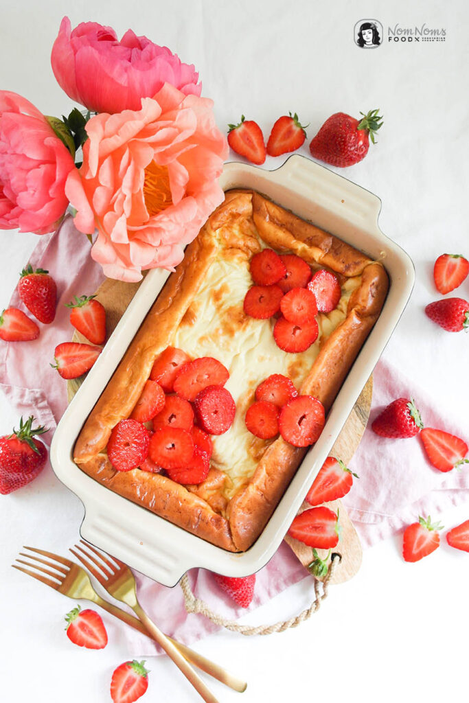 Ofen-Pfannkuchen mit frischen Erdbeeren