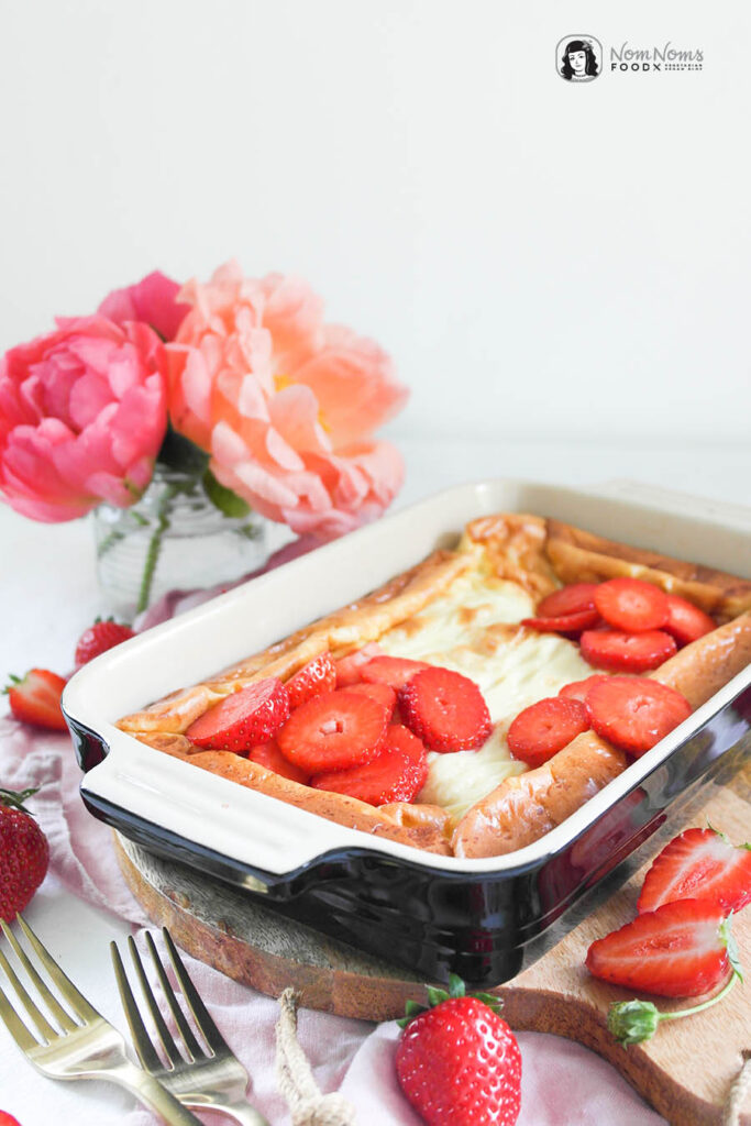 Ofen-Pfannkuchen mit frischen Erdbeeren