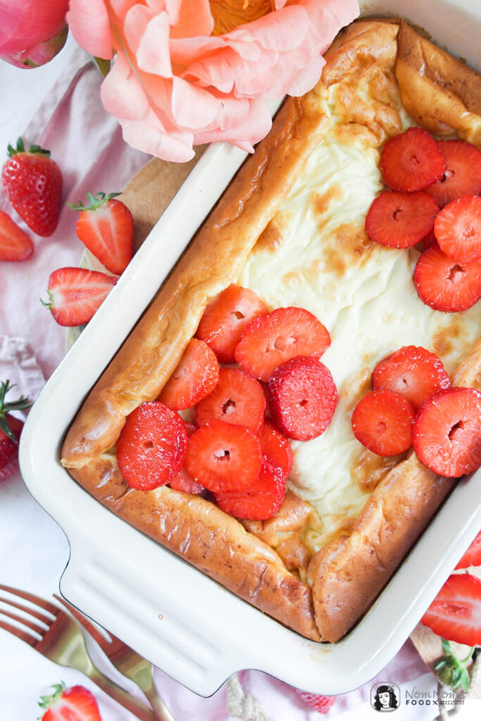 Ofen-Pfannkuchen mit frischen Erdbeeren