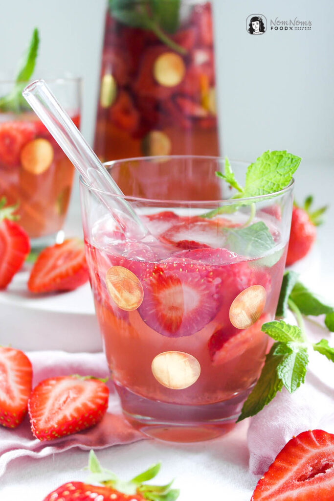 Alkoholfreie Erdbeer-Holunderblüten-Rosé-Bowle