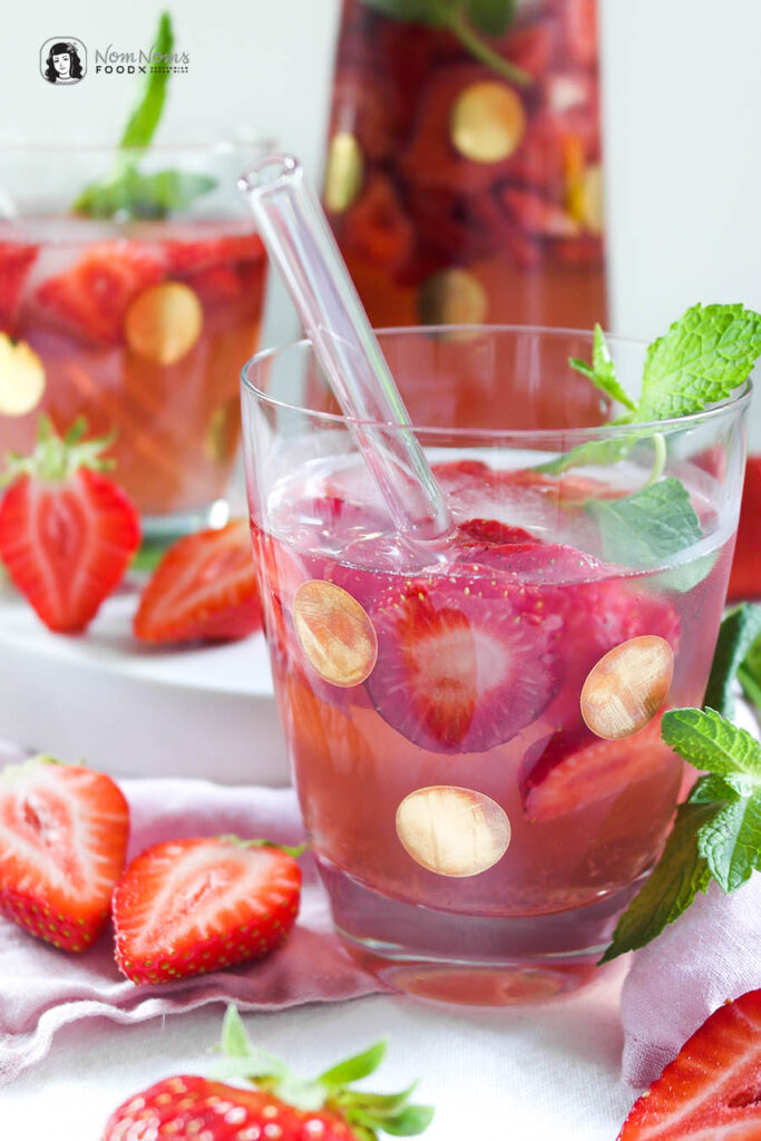 Alkoholfreie Erdbeer-Holunderblüten-Rosé-Bowle