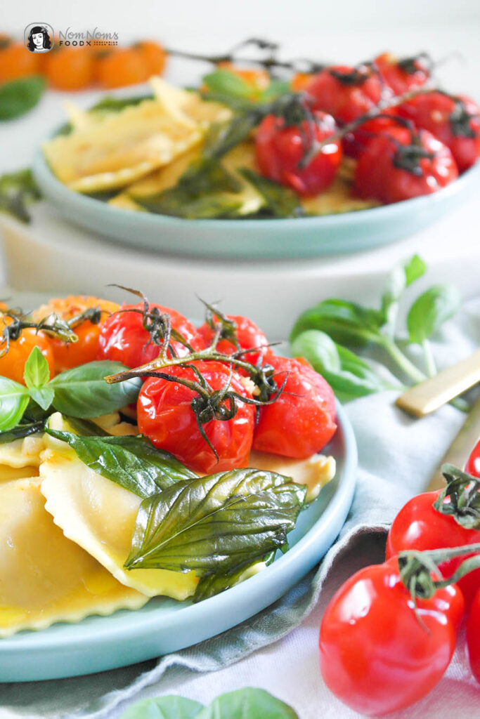 Pasta mit Ofen-Tomaten und Basilikum-Chips 
