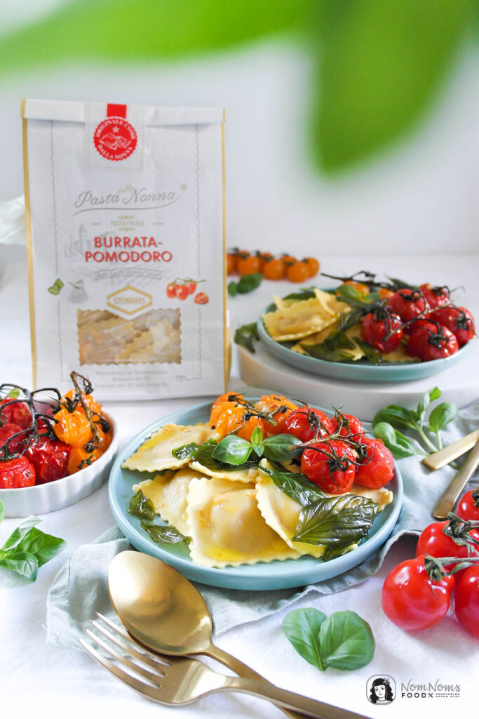 Pasta mit Ofen-Tomaten und Basilikum-Chips 