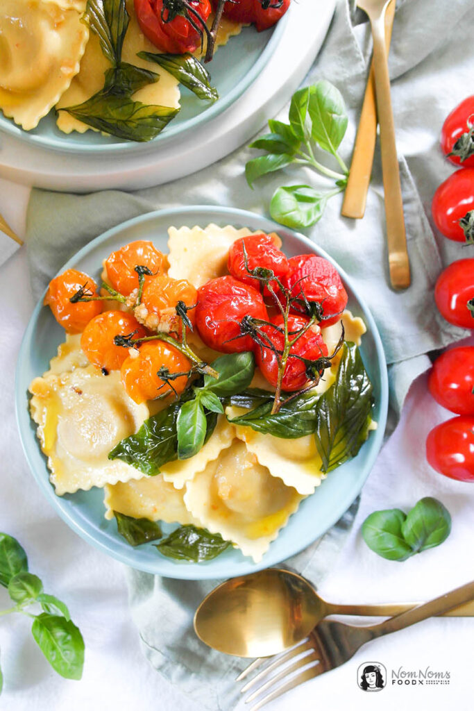 Pasta mit Ofen-Tomaten und Basilikum-Chips 