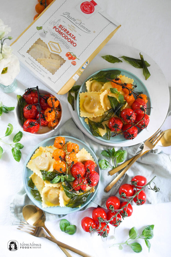 Pasta mit Ofen-Tomaten und Basilikum-Chips 