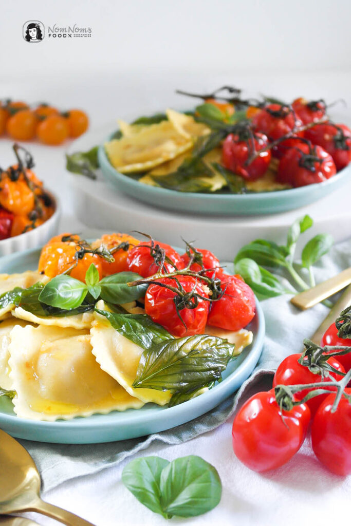 Pasta mit Ofen-Tomaten und Basilikum-Chips 