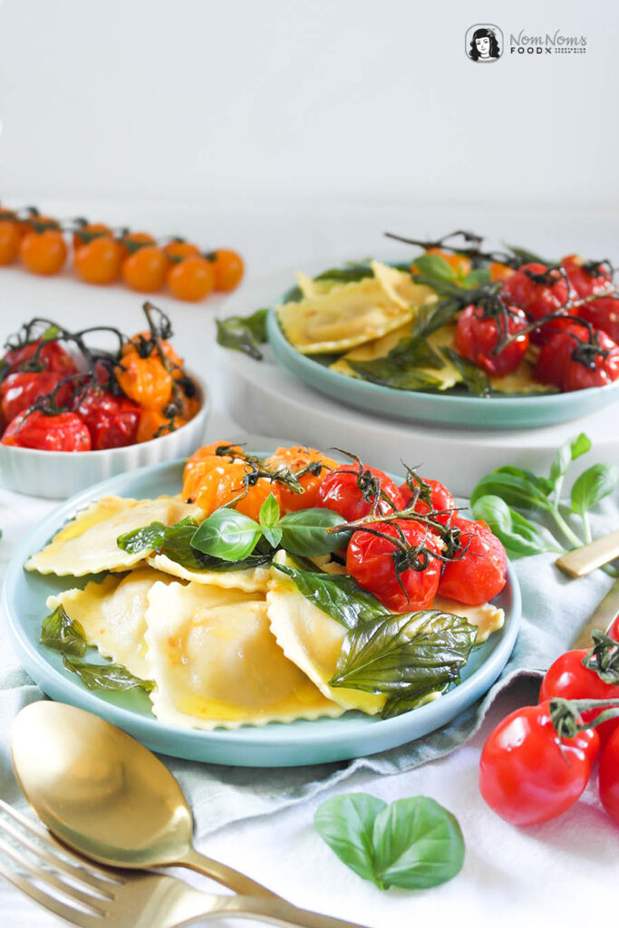 Pasta mit Ofen-Tomaten und Basilikum-Chips 