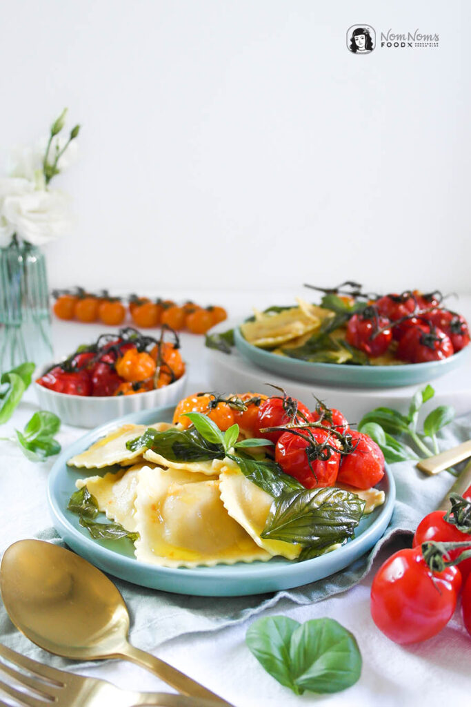 Pasta mit Ofen-Tomaten und Basilikum-Chips 