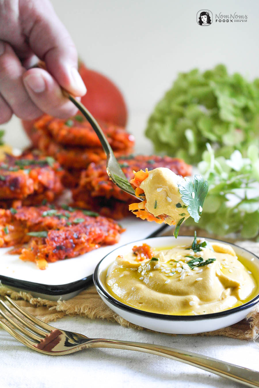 Knusprige vegane Kürbispuffer mit cremigem Kürbis-Hummus
