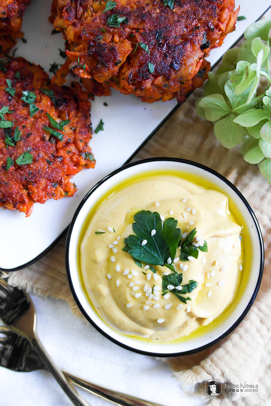 Knusprige vegane Kürbispuffer mit cremigem Kürbis-Hummus