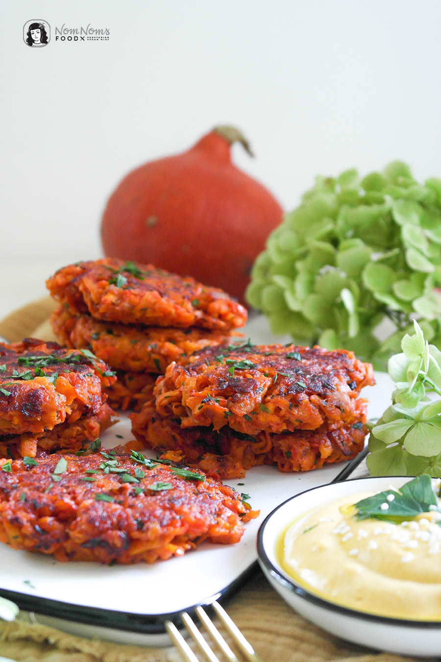 Knusprige vegane Kürbispuffer mit cremigem Kürbis-Hummus