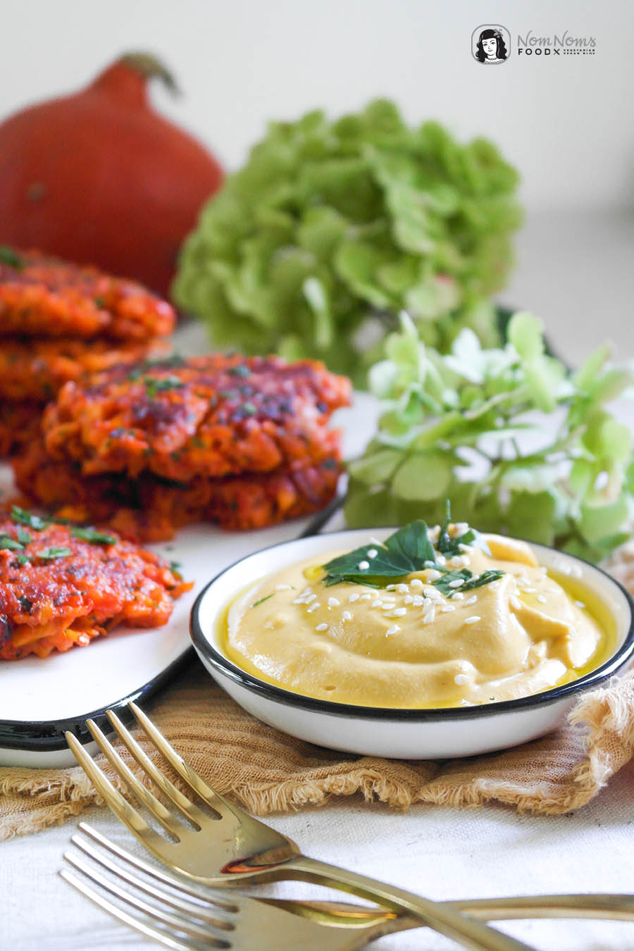 Knusprige vegane Kürbispuffer mit cremigem Kürbis-Hummus