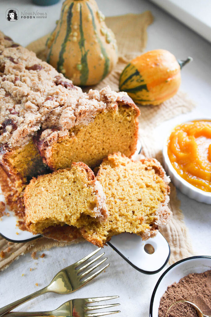 Pumpkin Spice Kürbiskuchen mit Zimt-Streuseln