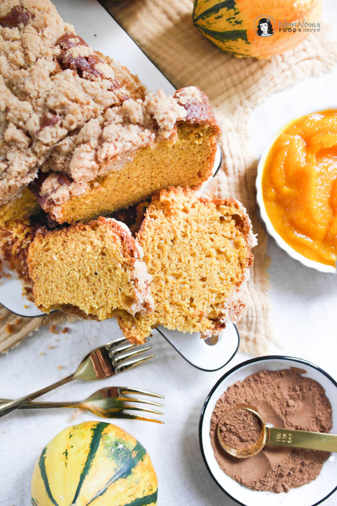 Pumpkin Spice Kürbiskuchen mit Zimt-Streuseln