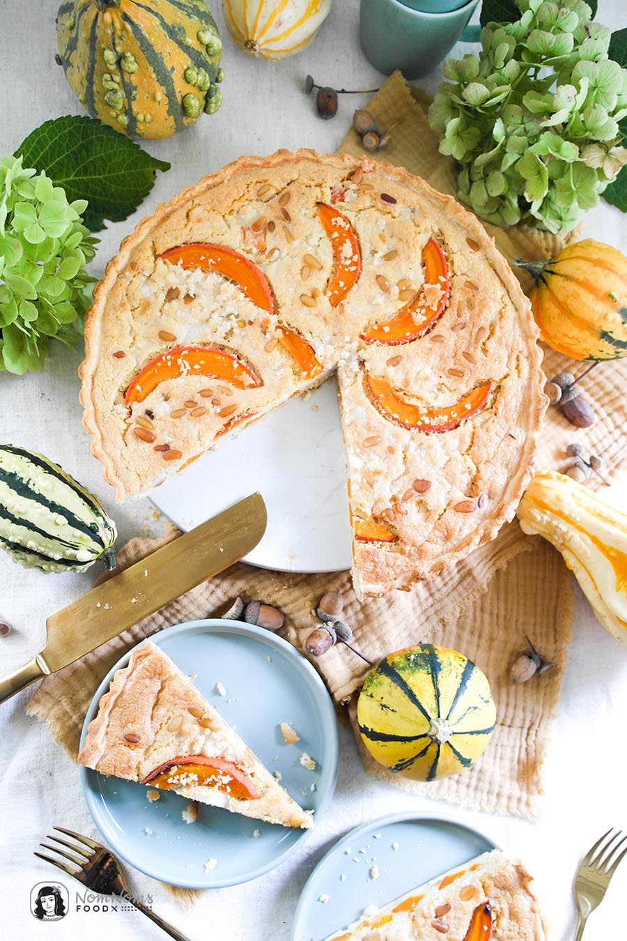 Vegane Kürbis-Quiche mit "Feta" und Pinienkernen