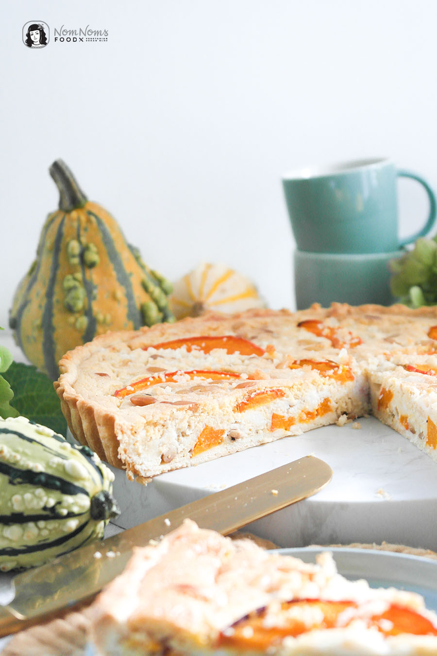 Vegane Kürbis-Quiche mit "Feta" und Pinienkernen