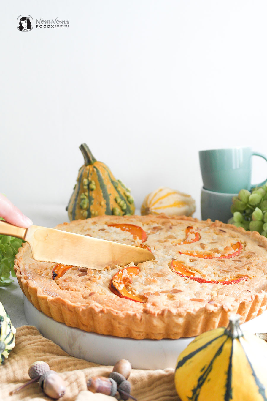 Vegane Kürbis-Quiche mit "Feta" und Pinienkernen