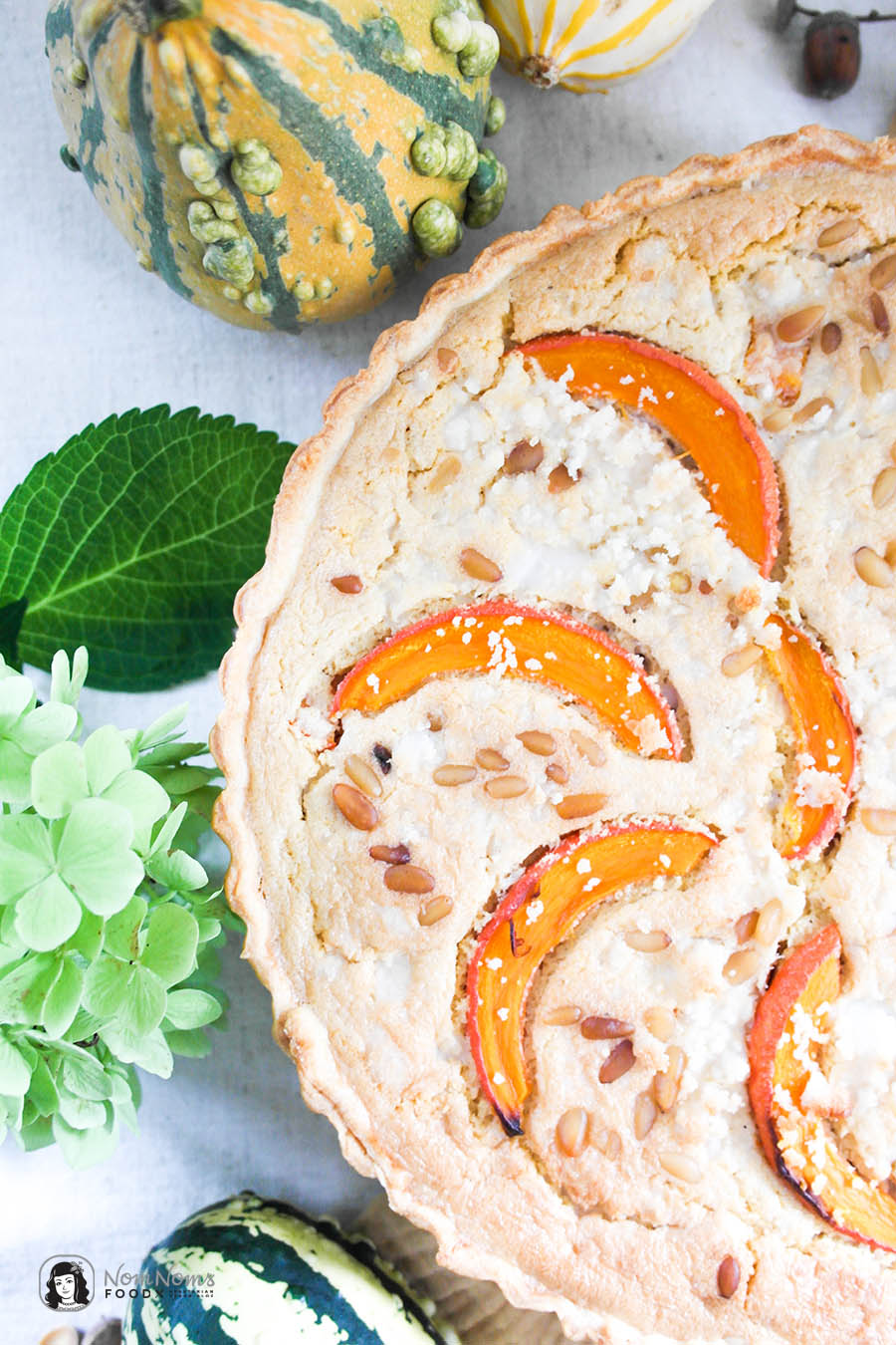 Vegane Kürbis-Quiche mit "Feta" und Pinienkernen
