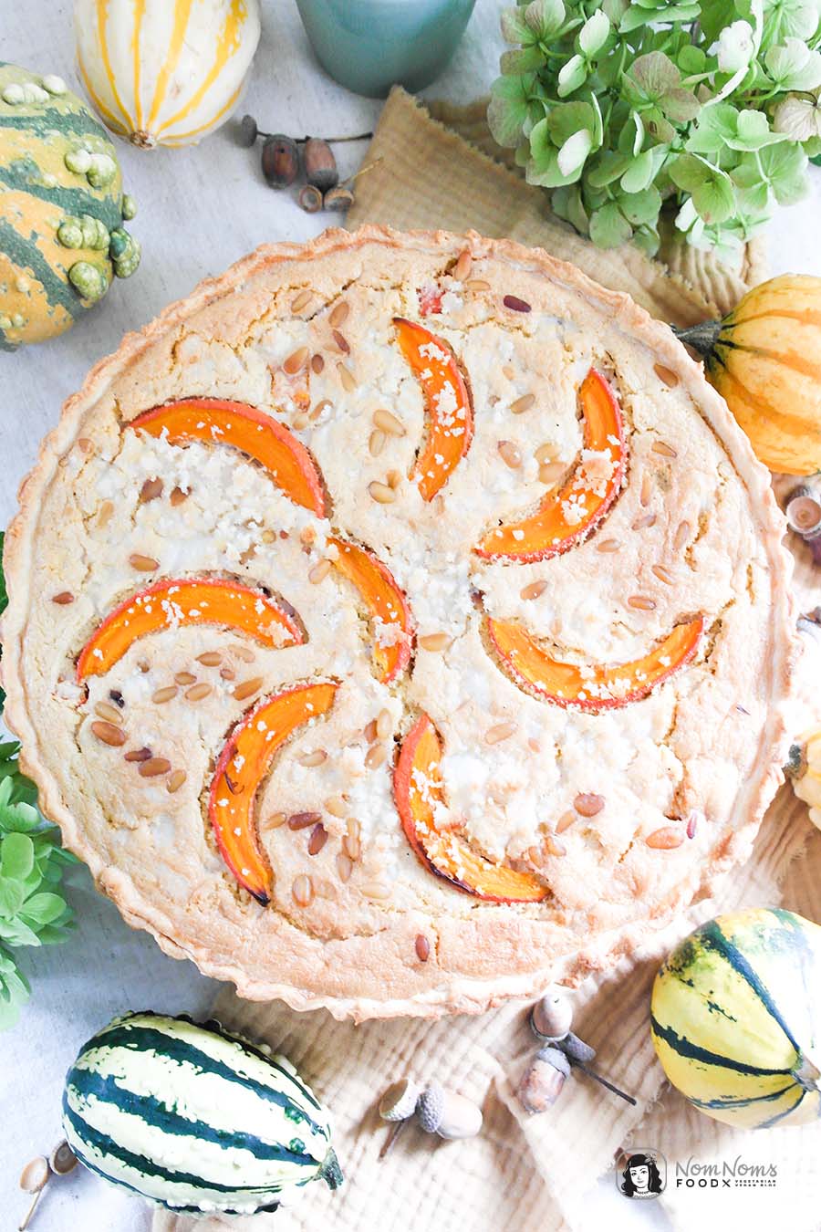 Vegane Kürbis-Quiche mit "Feta" und Pinienkernen