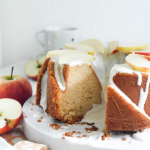 Saftiger einfacher Apfelmus-Rührkuchen mit Crème fraîche-Apfelmus-Glasur