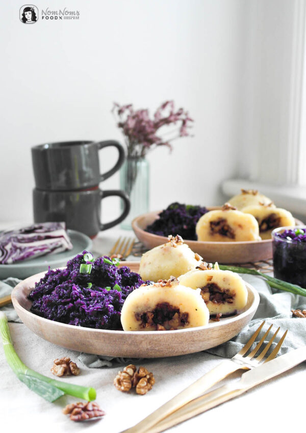 Vegane Kartoffelknödel gefüllt mit karamellisierten Walnüssen und dazu Rotkohl-Salat mit Rübensirup ❤