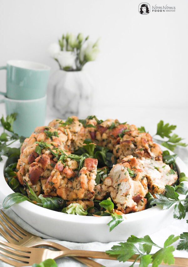 Veganer Semmelknödel aus der Gugelhupf Form an Feldsalat-Karotten-Salat mit Senf-Dressing ❤