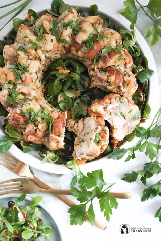 Veganer Semmelknödel aus der Gugelhupf Form an Feldsalat-Karotten-Salat mit Senf-Dressing