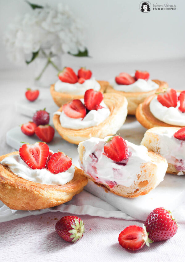 Croissant Buns Körbchen mit Käsekuchen-Füllung und Erdbeeren ❤