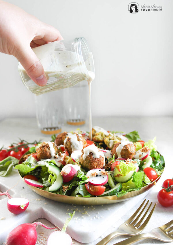 Falafel-Sommersalat mit einfachem Sesam-Joghurt-Dressing ❤