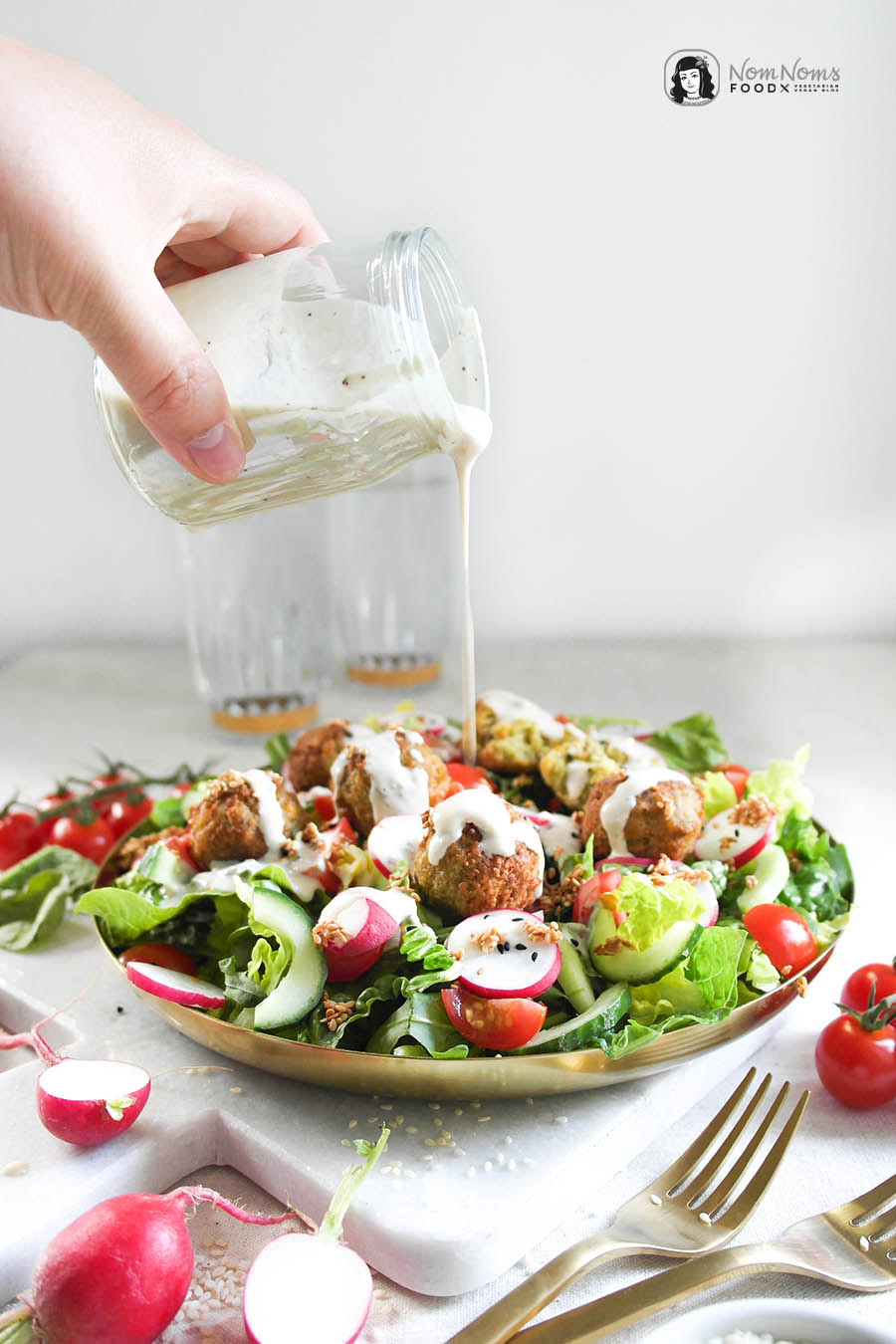 Falafel-Sommersalat mit einfachem Sesam-Joghurt-Dressing