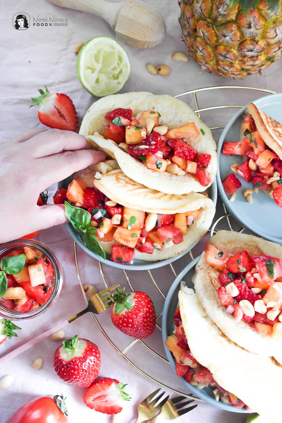 Herzhaft-süße Pfannkuchen-Frühstück-Tacos mit Erdbeer-Ananas-Salsa und knackigen Erdnüssen