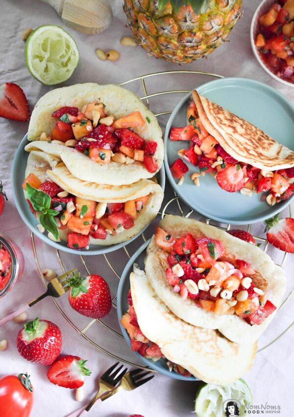 Herzhaft-süße Pfannkuchen-Frühstück-Tacos mit Erdbeer-Ananas-Salsa und knackigen Erdnüssen | Fusion Food Fix auf dem Tisch ❤