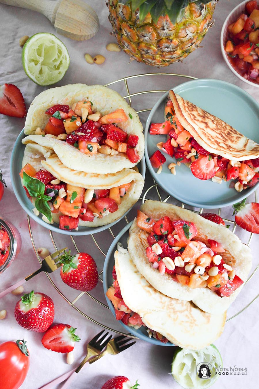 Herzhaft-süße Pfannkuchen-Frühstück-Tacos mit Erdbeer-Ananas-Salsa und knackigen Erdnüssen