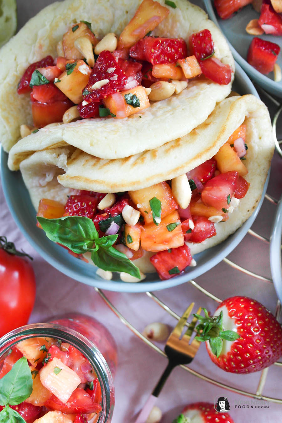 Herzhaft-süße Pfannkuchen-Frühstück-Tacos mit Erdbeer-Ananas-Salsa und knackigen Erdnüssen